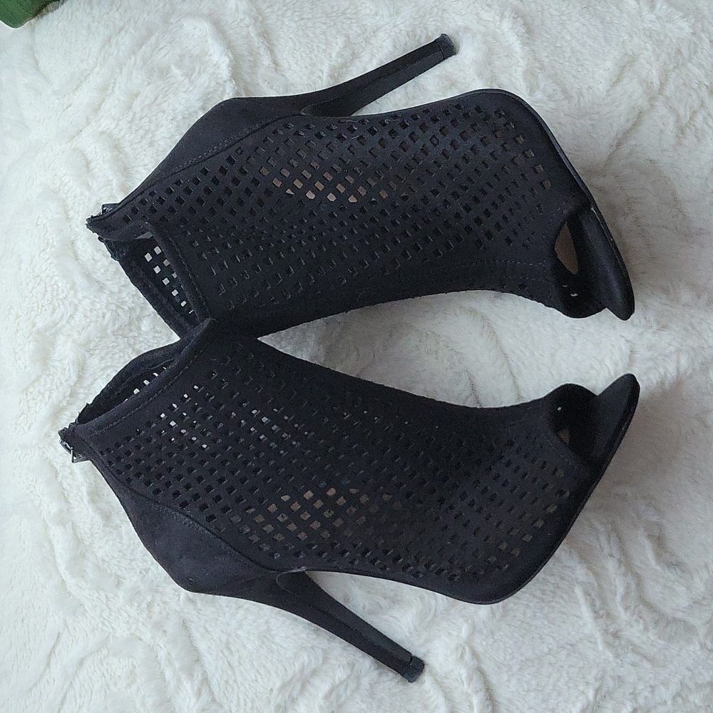 Semi Used Chinese Laundry Womens Heeled Boots